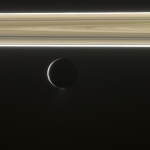 Энцелад на фоне колец Сатурна